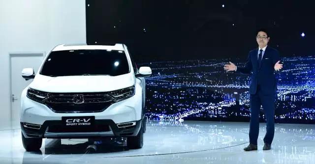 作為全球最暢銷(xiāo)的SUV， CR-V創(chuàng)造了無(wú)數(shù)個(gè)奇跡。撇開(kāi)全球不說(shuō)，從2004年CR-V被引進(jìn)到中國(guó)市場(chǎng)以來(lái)，就開(kāi)拓了城市SUV市場(chǎng)，開(kāi)啟了國(guó)內(nèi)高品質(zhì)SUV生活潮流。進(jìn)取之路永不停止，就在此次上海車(chē)展期間，東風(fēng)本田CR-V也終于迎來(lái)了全新?lián)Q代，實(shí)現(xiàn)了從內(nèi)到外的全面革新。
